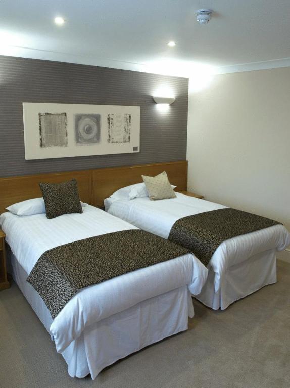 The Barns Hotel Cannock Room photo