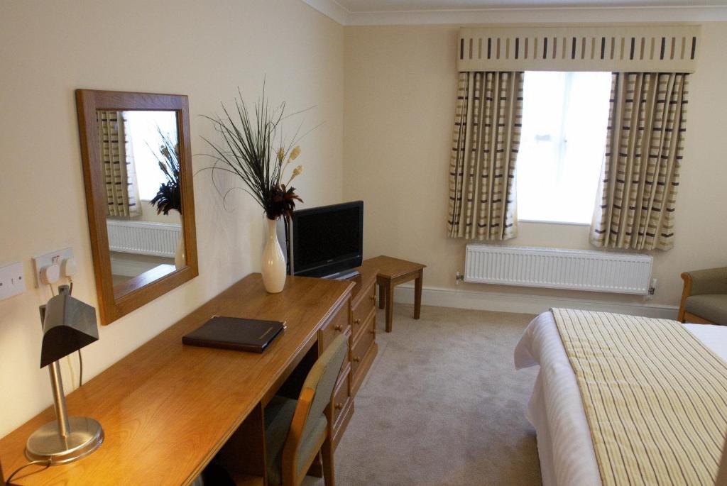 The Barns Hotel Cannock Room photo